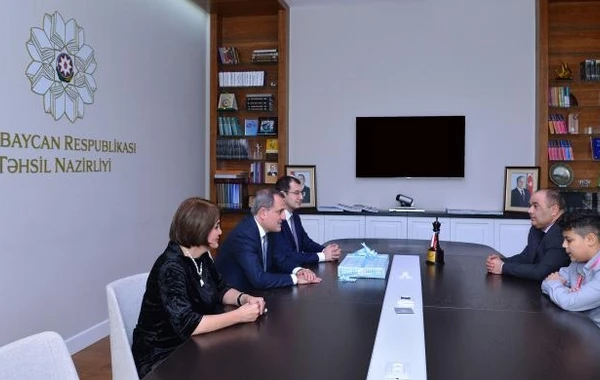 Təhsil naziri dünya çempionu olan məktəbli ilə görüşüb - FOTO