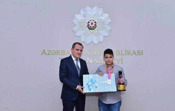Təhsil naziri dünya çempionu olan məktəbli ilə görüşüb - FOTO