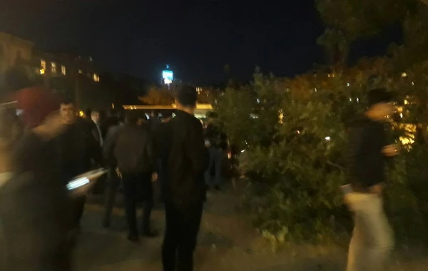 "Elmlər Akademiyası"nın qarşısında ağac qadınların üstünə aşıb: 3 yaralı - FOTO - YENİLƏNİB