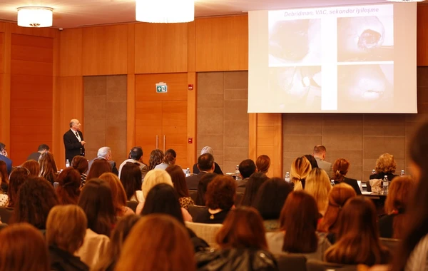 Dünya endokrinoloqları III Diabetik Pəncə Günü konfransı üçün Bakıda
