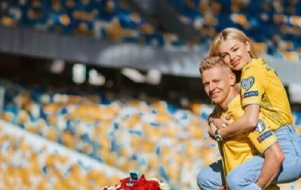 Игрок сборной Украины сделал предложение своей девушке на стадионе - ФОТО