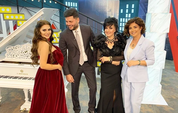 Zaur efirə sinəsi açıq geyimdə gələn müğənniyə: "Ay qız uşaq var, ağsaqqal var" - VİDEO