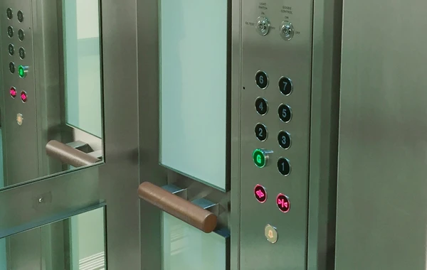 Azyaşlılar liftdə köməksiz vəziyyətdə qaldı