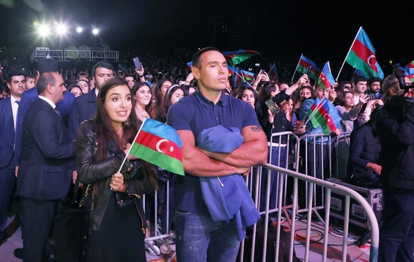 Dövlət müstəqilliyinin şərəfinə on minlərlə insan meydanda birləşdi! - VİDEO