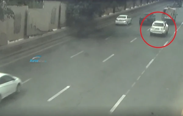 Bakıda avtomobil yolun ortasında qalan “Qazel”ə çırpıldı - QƏZA ANI - VİDEO