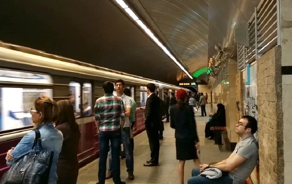 Metroda problem yarandı - Sərnişinlər qatarlardan çıxarıldılar