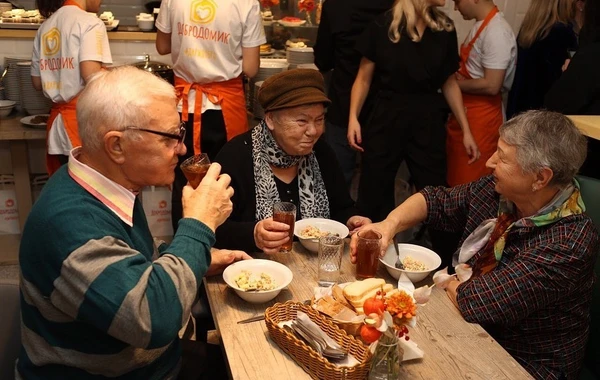 Azərbaycanın Xalq artisti Moskvada yeni kafe açdı - Yaşlı insanlar pulsuz yeyəcək - FOTO