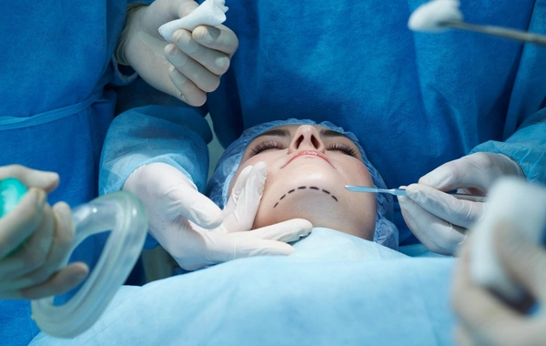 Azərbaycanda plastik cərrahiyə icazəsi olan mütəxəssislərin rəsmi siyahısı olacaq