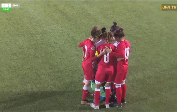 Hicablı futbolçuya rəqib oyunçular belə kömək etdilər - VİDEO
