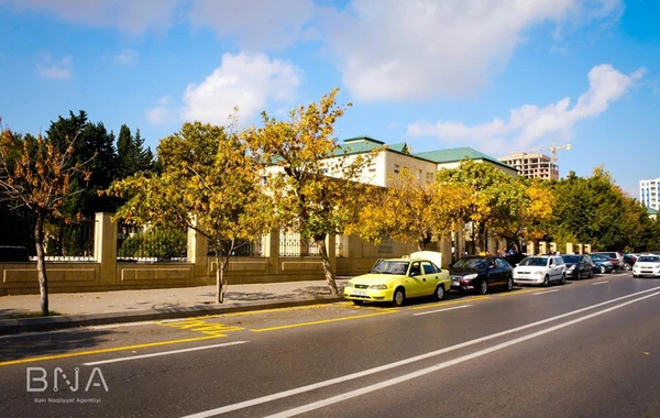 В Баку еще на 12 улицах созданы стоянки такси - ФОТО