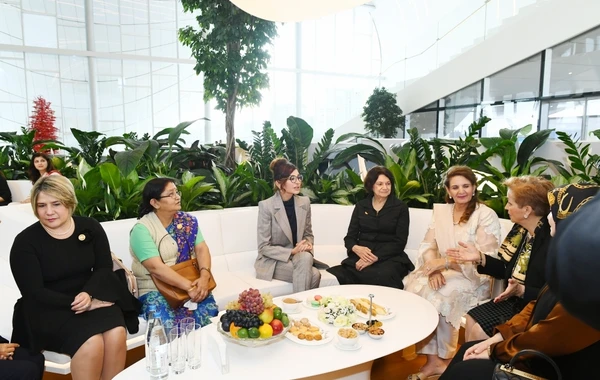 Mehriban Əliyeva Qoşulmama Hərəkatı sammitində iştirak edən dövlət və hökumət başçılarının xanımları ilə - FOTO