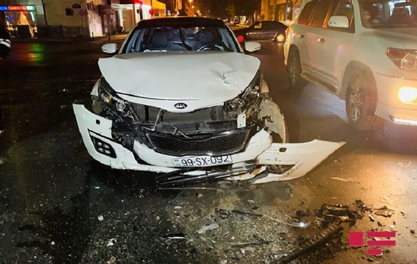 Bakıda qadın sürücü ağır qəzaya səbəb olu - 2 nəfər xəsarət aldı - VİDEO
