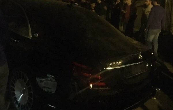 Bakının mərkəzində "Mercedes-Maybach" dəhşətli qəza törətdi - VİDEO