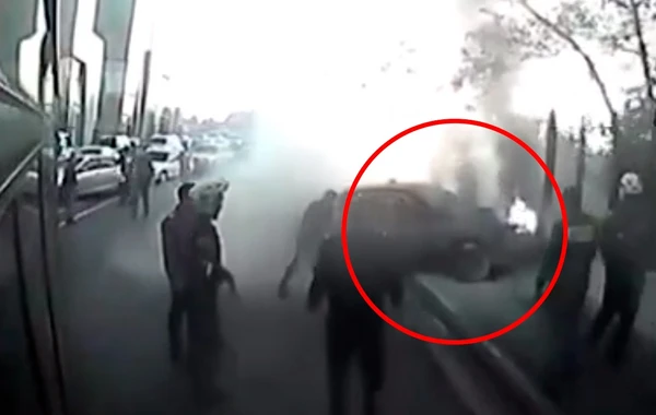 Avtomobil qəzaya düşüb yandı - Yol polisləri söndürdü - VİDEO
