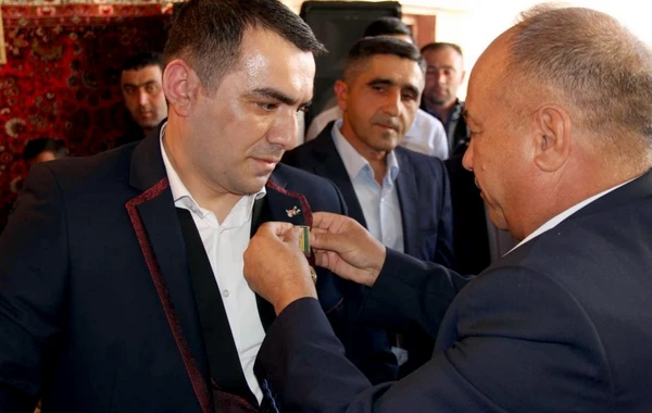 Bəyə toyunda medal təqdim edildi - FOTO