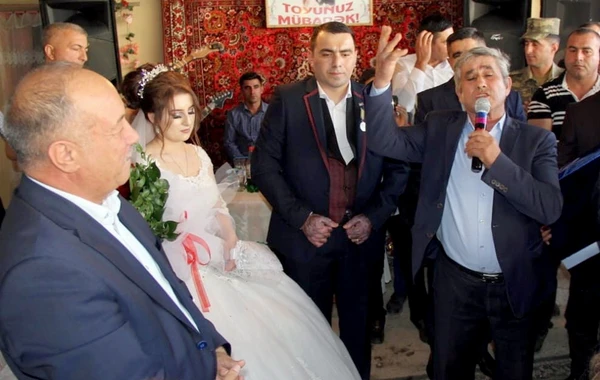 Bəyə toyunda medal təqdim edildi - FOTO