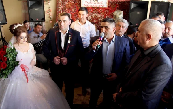 Bəyə toyunda medal təqdim edildi - FOTO