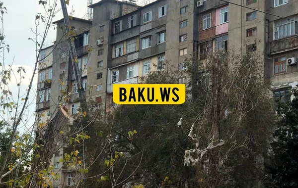Bakıda binalardakı çənlər sökülür, əraziyə polis cəlb edildi - VİDEO