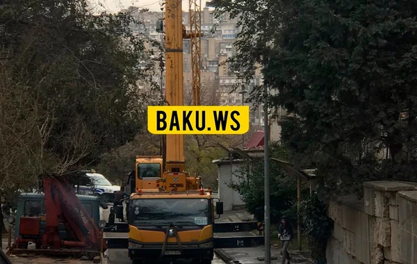 Bakıda binalardakı çənlər sökülür, əraziyə polis cəlb edildi - VİDEO