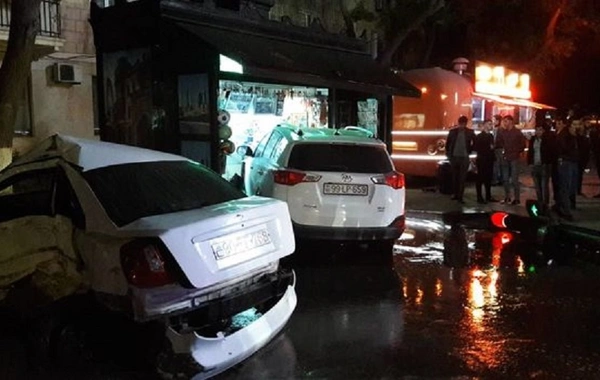 “Nərimanov” metro stansiyası yaxınlığında qəza - Sürücü “Toyota”nı köşkə çırpdı - VİDEO