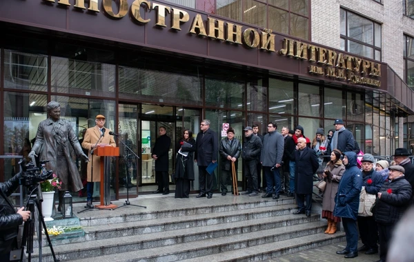 Лейла Алиева на открытии памятника Насими в Москве - ФОТО