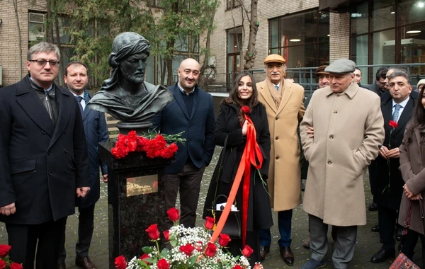 Лейла Алиева на открытии памятника Насими в Москве - ФОТО