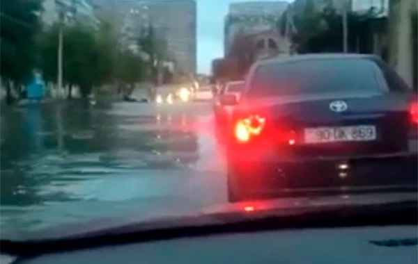 Bakıda yağış yenə problemlər yaratdı - VİDEO