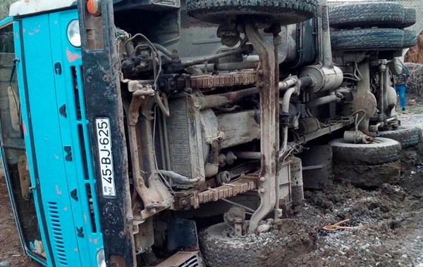 "Kamaz" bardürə çırpıldı, yolu keçib aşdı - ANBAAN VİDEO