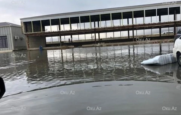 “Binə” ticarət mərkəzi su altında qaldı - FOTO