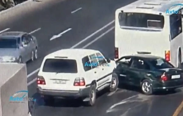 Bakıda taksi sürücüsü bir səhvi ilə qəzaya səbəb oldu - VİDEO
