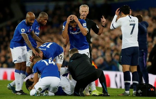 “Everton” – “Totenhem” matçında futbolçunun ayağı sındı - VİDEO