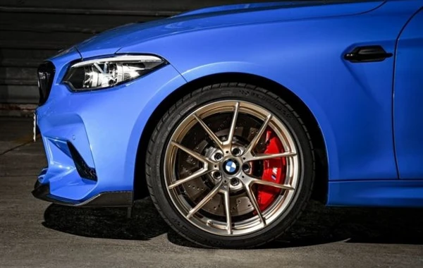 BMW рассекретила самую суровую версию маленького купе - ФОТО