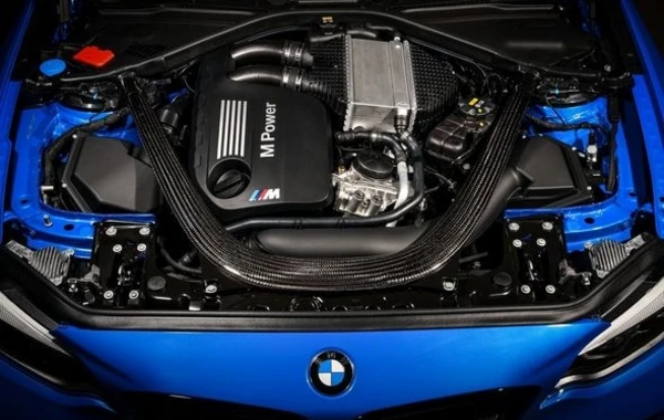 BMW рассекретила самую суровую версию маленького купе - ФОТО