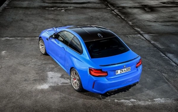 BMW рассекретила самую суровую версию маленького купе - ФОТО