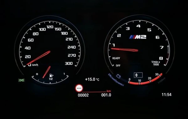 BMW рассекретила самую суровую версию маленького купе - ФОТО