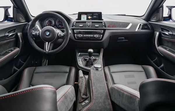 BMW рассекретила самую суровую версию маленького купе - ФОТО