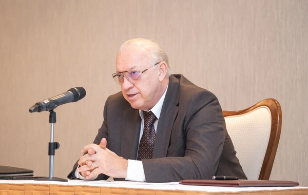 AZAL prezidenti Cahangir Əsgərov uçuş heyətinin yığıncağını keçirib