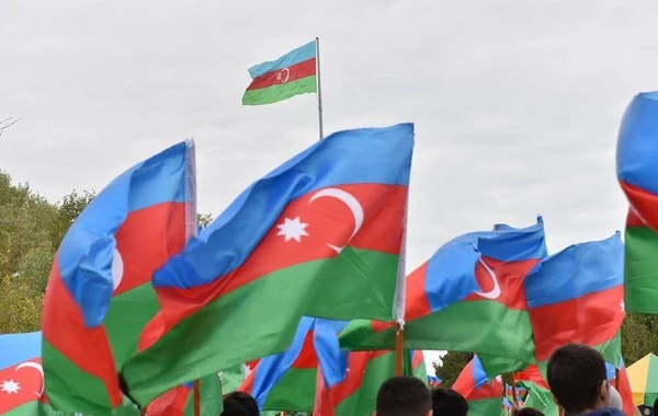 Bulvarda pulsuz bayraqlar hədiyyə olunacaq
