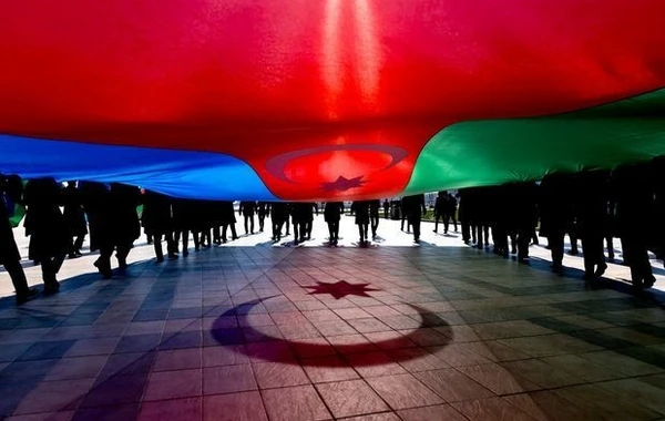 Türkiyəli tanınmışlardan möhtəşəm Azərbaycan Dövlət Bayrağı Günü təbriki - VİDEO