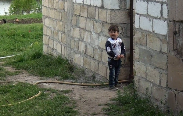 Düşmənlə üz-üzə yaşayan kənd sakinləri - FOTO