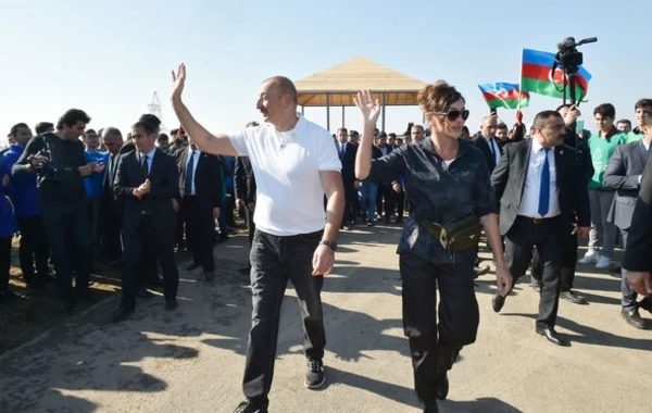 Ильхам Алиев и Первая леди на акции по посадке деревьев - ФОТО