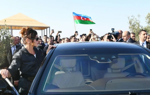 Ильхам Алиев и Первая леди на акции по посадке деревьев - ФОТО