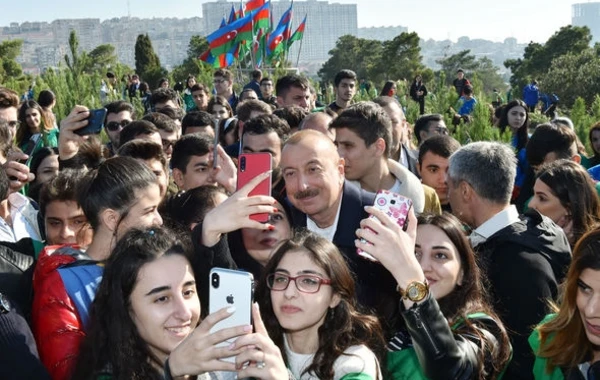 Ильхам Алиев и Первая леди на акции по посадке деревьев - ФОТО