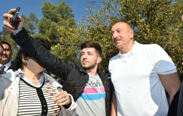 Ильхам Алиев и Первая леди на акции по посадке деревьев - ФОТО