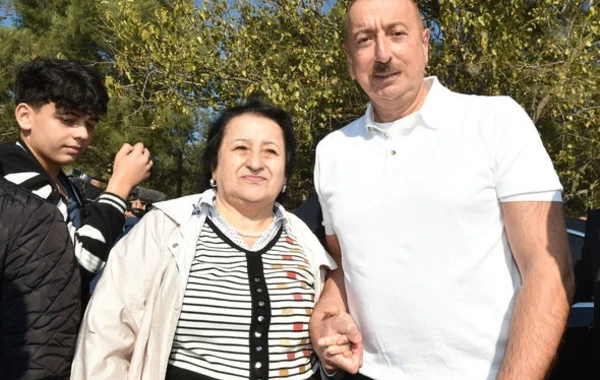 Ильхам Алиев и Первая леди на акции по посадке деревьев - ФОТО