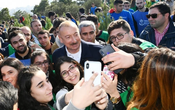 Ильхам Алиев и Первая леди на акции по посадке деревьев - ФОТО
