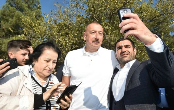 Ильхам Алиев и Первая леди на акции по посадке деревьев - ФОТО