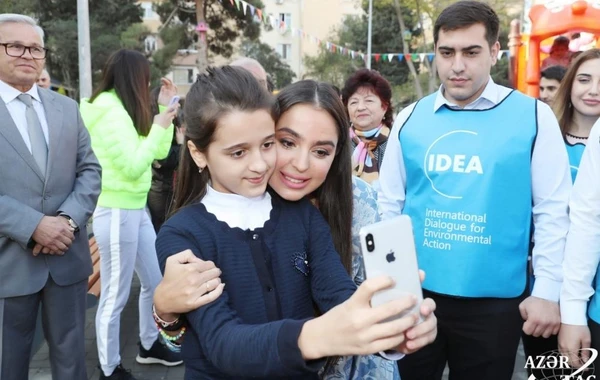 Лейла Алиева на открытии очередного благоустроенного двора - ФОТО