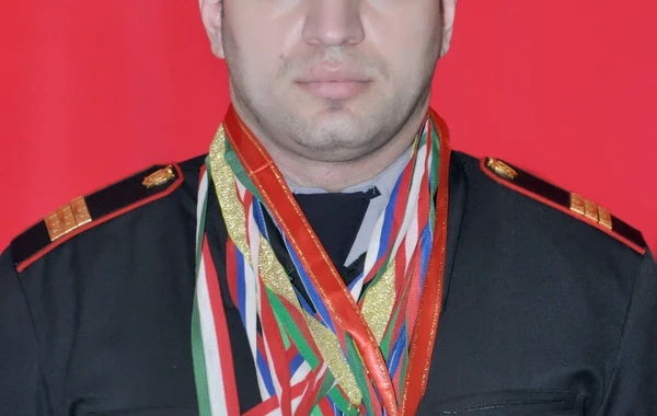 Polis əməkdaşı qaydasız döyüşdə uğur qazandı - FOTO
