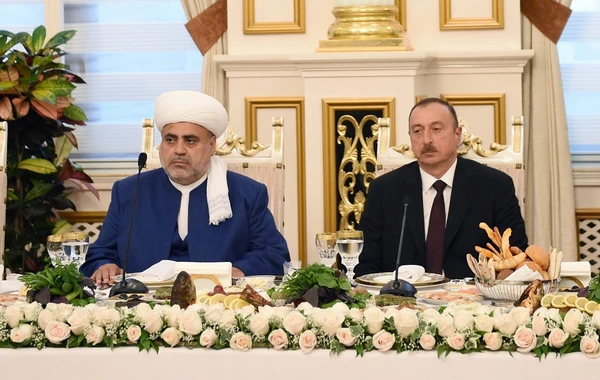 İlham Əliyev Allahşükür Paşazadəyə “Heydər Əliyev” ordenini təqdim edib